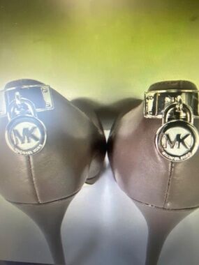 Michael Kors 7.5 Platform High Heels Pumps W/Lock Charm Leather Taupe